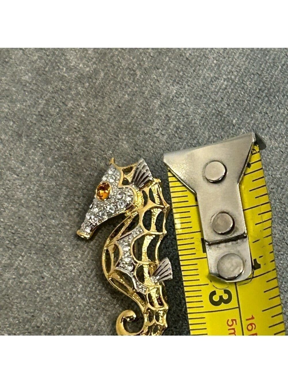 Butler vintage 1980s gold tone crystal rhinestone seahorse brooch pin - Picture 6 of 7